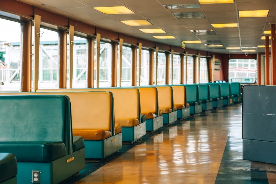 Una persona che analizza un grafico di crescita finanziaria su un tablet.